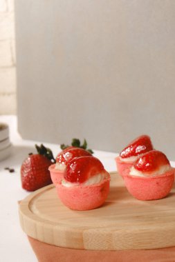 Yumuşak çikolata jöleli tatlı, hoşgörülü ekler.