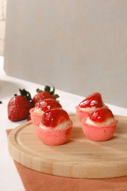 Yumuşak çikolata jöleli tatlı, hoşgörülü ekler.