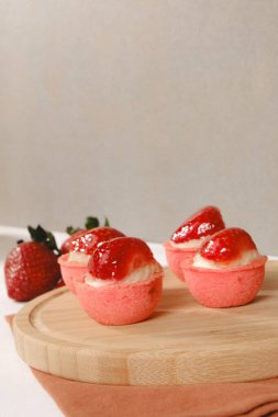 Yumuşak çikolata jöleli tatlı, hoşgörülü ekler.