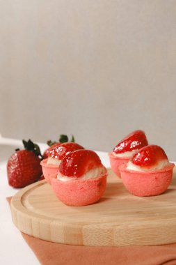 Yumuşak çikolata jöleli tatlı, hoşgörülü ekler.