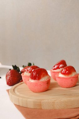 Yumuşak çikolata jöleli tatlı, hoşgörülü ekler.