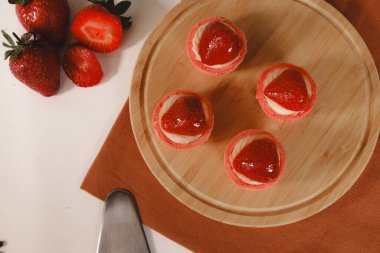 Yumuşak çikolata jöleli tatlı, hoşgörülü ekler.