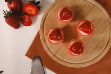 Yumuşak çikolata jöleli tatlı, hoşgörülü ekler.