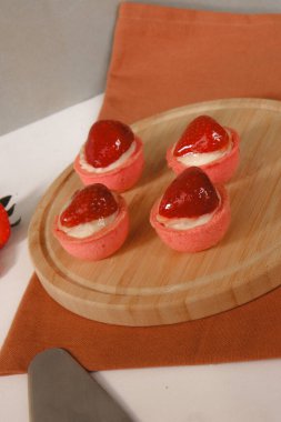 Yumuşak çikolata jöleli tatlı, hoşgörülü ekler.