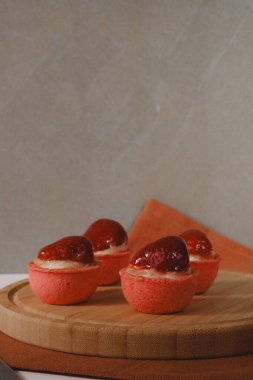 Yumuşak çikolata jöleli tatlı, hoşgörülü ekler.