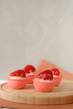 Yumuşak çikolata jöleli tatlı, hoşgörülü ekler.