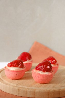 Yumuşak çikolata jöleli tatlı, hoşgörülü ekler.