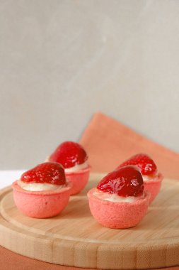 Yumuşak çikolata jöleli tatlı, hoşgörülü ekler.