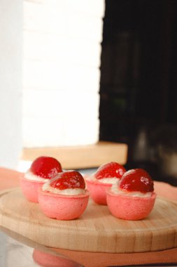 Yumuşak çikolata jöleli tatlı, hoşgörülü ekler.