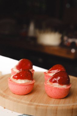 Yumuşak çikolata jöleli tatlı, hoşgörülü ekler.