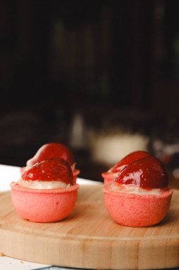 Yumuşak çikolata jöleli tatlı, hoşgörülü ekler.