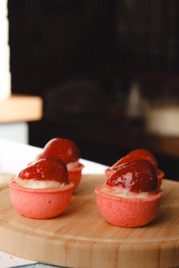 Yumuşak çikolata jöleli tatlı, hoşgörülü ekler.