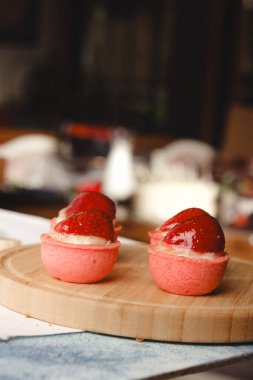 Yumuşak çikolata jöleli tatlı, hoşgörülü ekler.