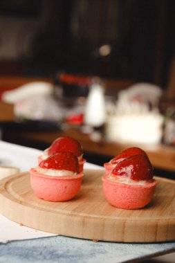 Yumuşak çikolata jöleli tatlı, hoşgörülü ekler.