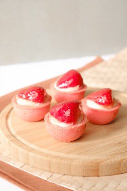 Yumuşak çikolata jöleli tatlı, hoşgörülü ekler.