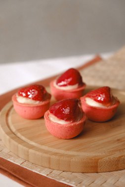 Yumuşak çikolata jöleli tatlı, hoşgörülü ekler.