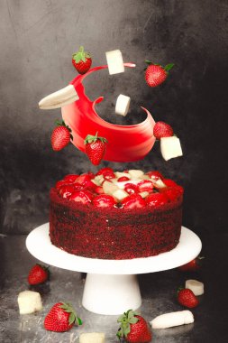 Lezzetli Pastanın Üzerinde Uçan İçindekiler