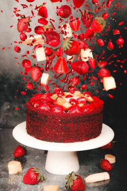 Lezzetli Pastanın Üzerinde Uçan İçindekiler