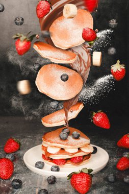 Yüzen böğürtlenli krep yığını ve şurup.