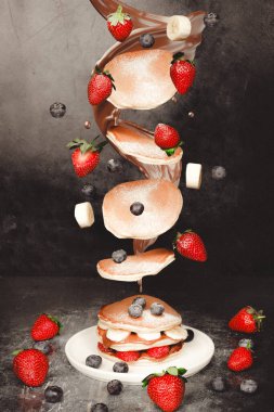 Yüzen böğürtlenli krep yığını ve şurup.