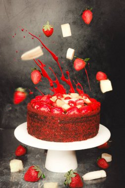 Lezzetli Pastanın Üzerinde Uçan İçindekiler