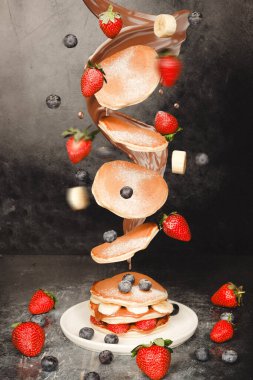 Yüzen böğürtlenli krep yığını ve şurup.