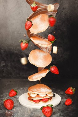 Yüzen böğürtlenli krep yığını ve şurup.