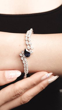 Zarif El yapımı Altın ve Elmas Mücevherler