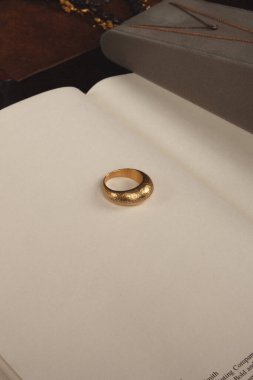 Zarif El yapımı Altın ve Elmas Mücevherler