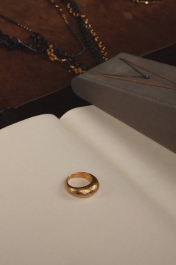 Zarif El yapımı Altın ve Elmas Mücevherler