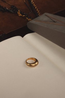 Zarif El yapımı Altın ve Elmas Mücevherler