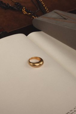 Zarif El yapımı Altın ve Elmas Mücevherler