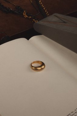 Zarif El yapımı Altın ve Elmas Mücevherler