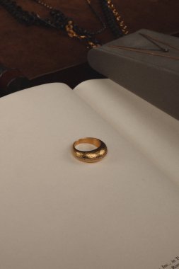 Zarif El yapımı Altın ve Elmas Mücevherler