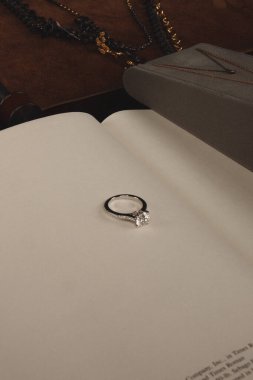 Zarif El yapımı Altın ve Elmas Mücevherler