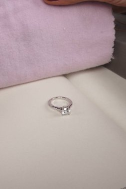 Zarif El yapımı Altın ve Elmas Mücevherler