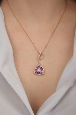 Güzel Mücevher Koleksiyonu: Elmaslar ve Altın Mücevherler