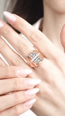 Güzel Mücevher Koleksiyonu: Elmaslar ve Altın Mücevherler