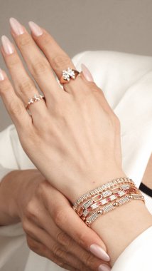 Güzel Mücevher Koleksiyonu: Elmaslar ve Altın Mücevherler