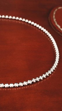 Gemstone 'lu zarif Altın ve Elmas Yüzükler