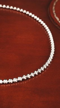 Gemstone 'lu zarif Altın ve Elmas Yüzükler