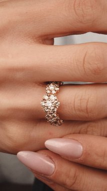 Gemstone 'lu zarif Altın ve Elmas Yüzükler