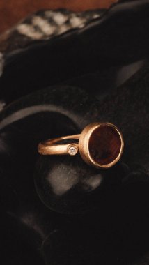 Gemstone 'lu zarif Altın ve Elmas Yüzükler