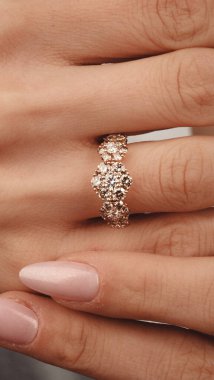 Gemstone 'lu zarif Altın ve Elmas Yüzükler