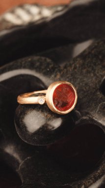 Gemstone 'lu zarif Altın ve Elmas Yüzükler