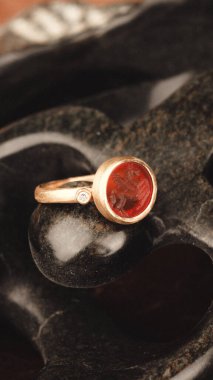 Gemstone 'lu zarif Altın ve Elmas Yüzükler