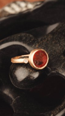 Gemstone 'lu zarif Altın ve Elmas Yüzükler