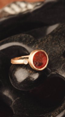 Gemstone 'lu zarif Altın ve Elmas Yüzükler