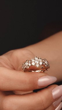 Gemstone 'lu zarif Altın ve Elmas Yüzükler