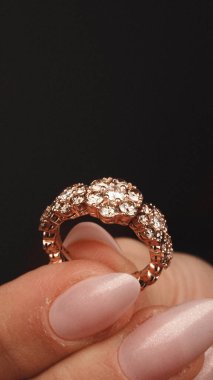 Gemstone 'lu zarif Altın ve Elmas Yüzükler